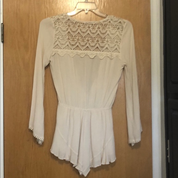 Cream lace back romper - Picture 4 of 4